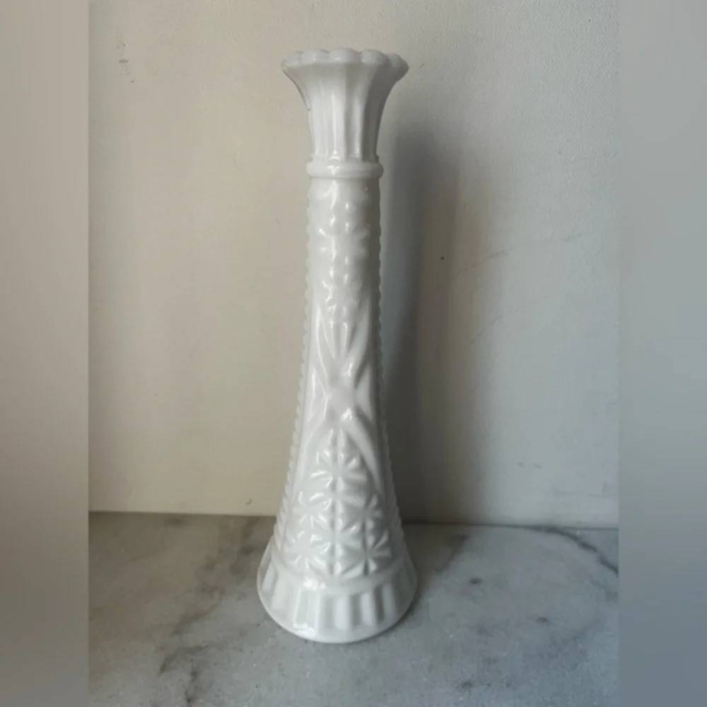 Vintage milk glass Anchor Hocking Stars & Bars Milk Glass vase 8.7”..
